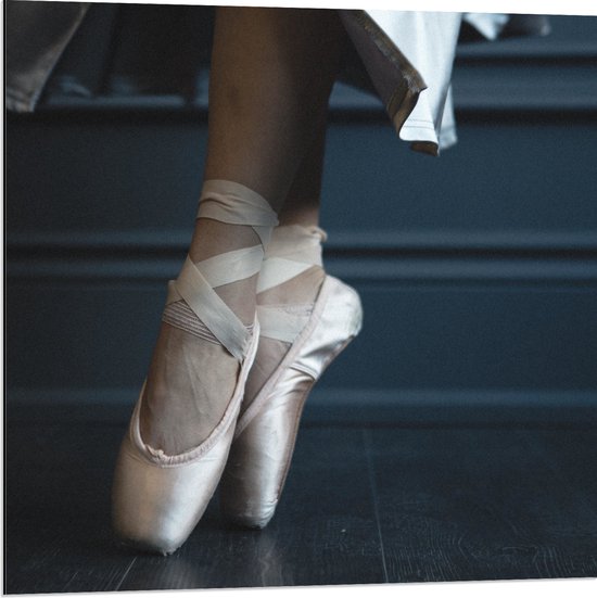 Dibond - Ballerina aan het Dansen op Spitzen - 80x80 cm Foto op Aluminium (Met Ophangsysteem)