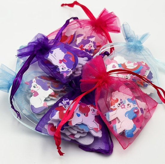 Verschillende paarse, roze en blauwe organzazakjes met daarop en erin schuimstickers van eenhoorns.