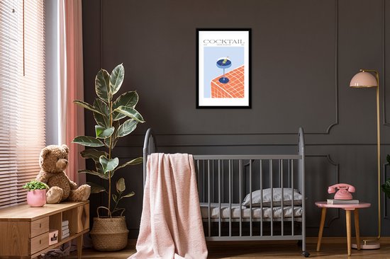 Une chambre d'enfant avec un lit de bébé et l'affiche 'Cocktail' accrochée au mur.