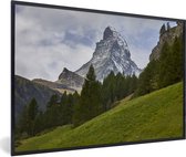 Fotolijst incl. Poster - De Zwitserse Matterhorn achter een dennenbos - 120x80 cm - Posterlijst