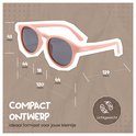 Lunettes de soleil roses pour enfants avec dimensions : 43 mm de hauteur, 44 mm de largeur, pont de 18 mm, largeur de 120 mm.