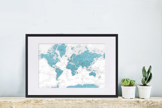 Photo encadrée - Carte du monde bleu clair donne un aspect ancien cadre photo noir avec passe-partout blanc 60x40 cm - Affiche encadrée (Décoration murale salon / chambre)