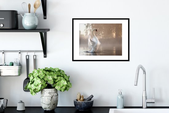 Cygne dans le lac brumeux