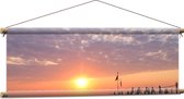 Textielposter - Zon Zakkend in de Zee bij Pier - 90x30 cm Foto op Textiel