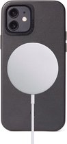 DECODED Leren Back Cover - iPhone 12 Mini - Hoogwaardig Europees Leer - Hoesje met Metalen Knoppen - Magnetische Technologie van Apple - Zwart