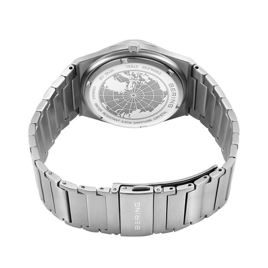 Zilverkleurige Bering herenhorlogeband van roestvrij staal. De achterkant van de kast toont een wereldkaart en "WATER RESISTANT 5 ATM SAPPHIRE CRYSTAL".