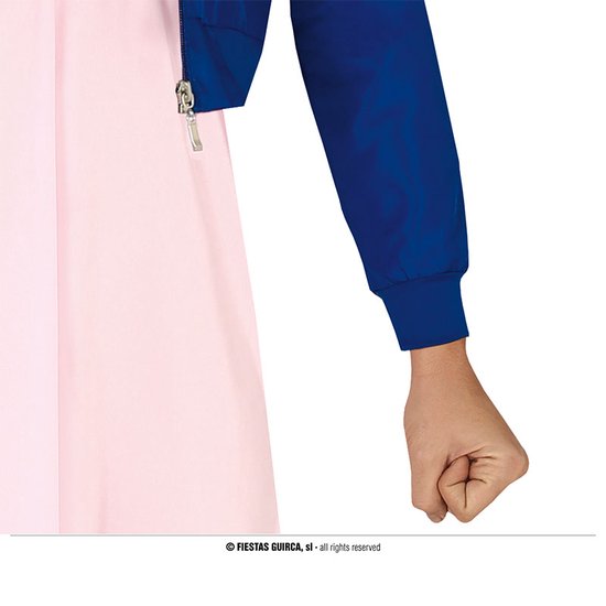 Detail van de arm van een vrouw in blauwe jas en roze jurk, met de vuist gebald.