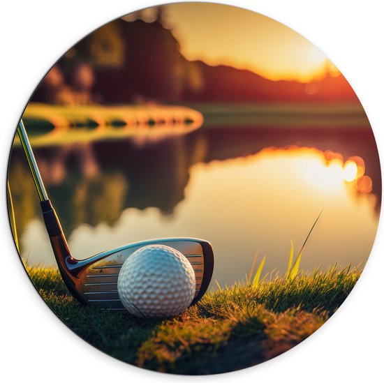 Dibond Muurcirkel - Golf - Golfbal - Golfclub - Zonsondergang - Gras - Water - 70x70 cm Foto op Aluminium Muurcirkel (met ophangsysteem)