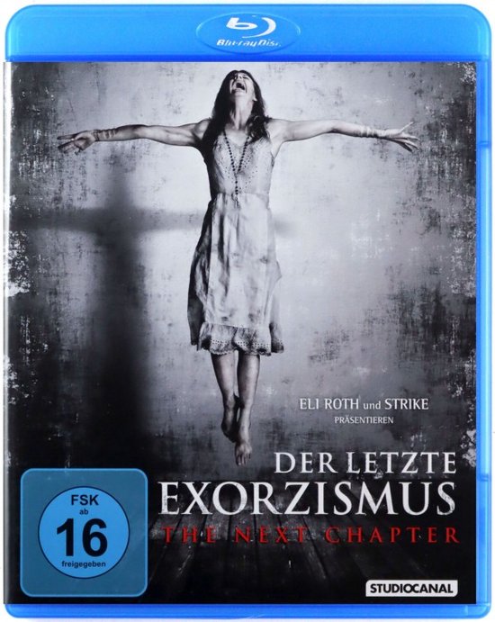 Een vrouw in een wit jurkje zweeft met haar armen gespreid en schreeuwt met haar mond open in "DER LETZTE EXORZISMUS THE NEXT CHAPTER". FSK 16.