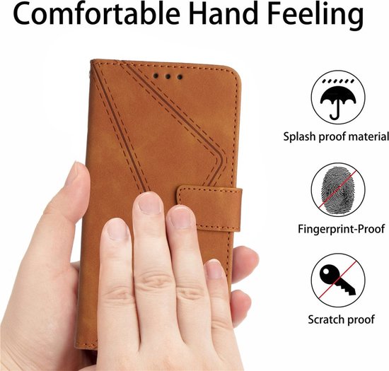 Bruin telefoonhoesje met stikseldetail en een hand die de comfortabele grip test. Splash proof, vingerafdruk- en krasbestendig.