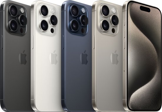 Vier iPhones in verschillende kleuren: grijs, zilver, blauw en goud, met drievoudige camera's.