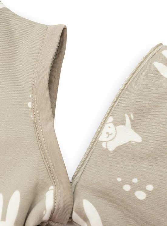 Detail van de schouder en rits van een olijfgroene slaapzak met Miffy print.