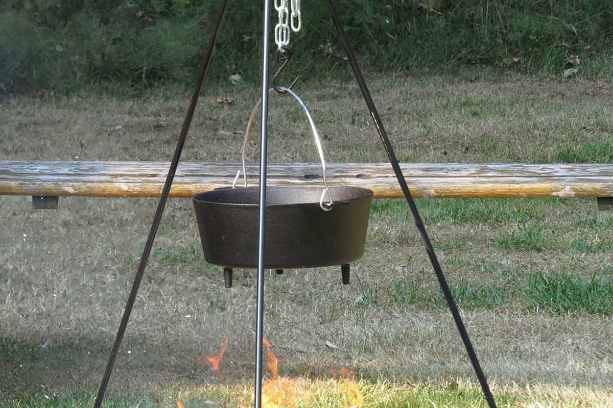 Camp Chef Europe - Let's go outside! Did you know you can easily use the  Camp Chef Dutch Oven Tripod in a fire pit? Cool 🤩