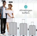 Zilverkleurige koffers in 3 maten met afmetingen, naast een man en vrouw.