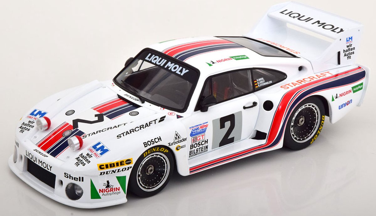 De 1:18 Diecast Modelauto van de Porsche 935J Team Liqui Moly #2 Winnaar van de 24H Daytona van 1980. De rijders waren R. Stommelen / V. Merl en R. Joest. De fabrikant van het schaalmodel is MCG. Dit model is alleen online beschikba