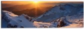 Dibond - Uitzicht op Zonsondergang vanaf Besneeuwde Berg - 60x20 cm Foto op Aluminium (Met Ophangsysteem)