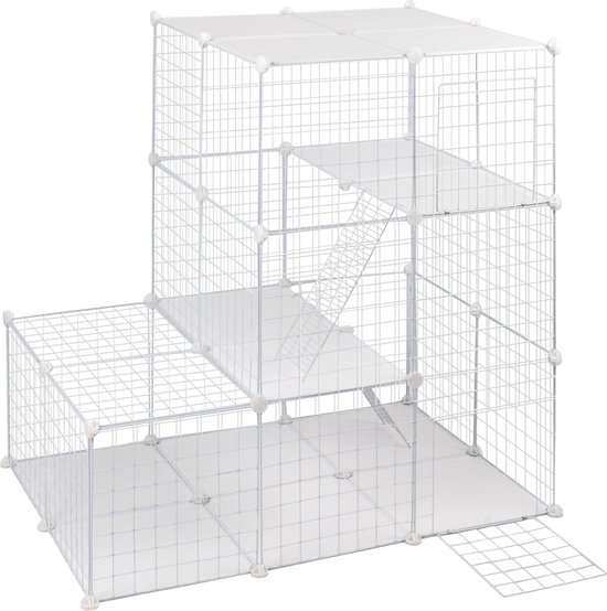 Wit, modulair dierenhok met meerdere niveaus, hellingbanen en een open gaasstructuur.