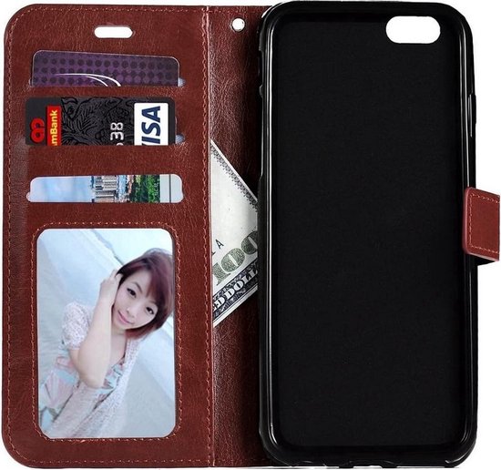 Étui livre marron avec fentes pour cartes et une photo, ouvert avec un insert de téléphone noir.