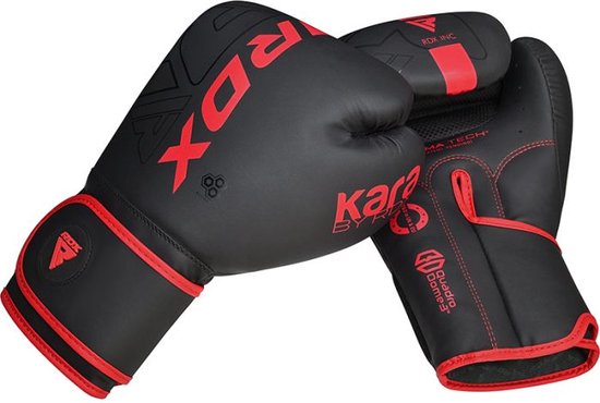Zwarte bokshandschoenen met rode RDX-opdruk en rode details.