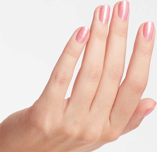 Hand met nagels gelakt met glinsterende roze nagellak.