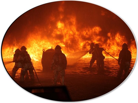 Dibond Ovaal - Rij Brandweermannen bij Grote Brand - 40x30 cm Foto op Ovaal (Met Ophangsysteem)