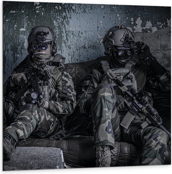 Dibond - Twee Rustende Soldaten - 100x100 cm Foto op Aluminium (Met Ophangsysteem)