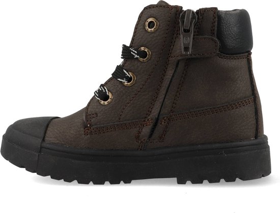 Zijzicht van donkerbruine leren veterboot met rits, zwart-witte veters en rubberen neus.