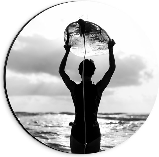 Dibond Muurcirkel - Achteraanzicht van Persoon met Surfplank boven het Hoofd (Zwart-wit) - 20x20 cm Foto op Aluminium Muurcirkel (met ophangsysteem)