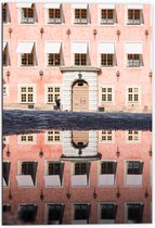 Dibond - Rozegekleurd Gebouw Vol Ramen - 70x105 cm Foto op Aluminium (Wanddecoratie van metaal)