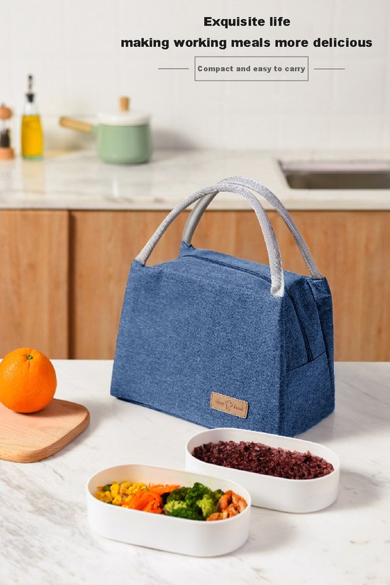 Blauwe lunchtas met touwen handvatten, naast lunchboxen met eten en een sinaasappel.