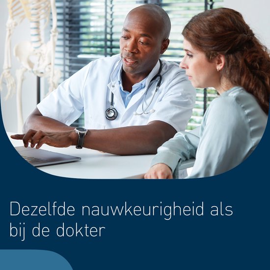 Arts en patiënt kijken samen naar een laptop. Een skelet is zichtbaar in de achtergrond.