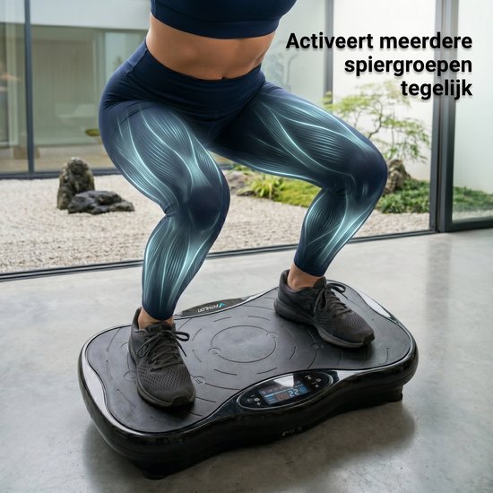 Vrouw in donkere sportkleding voert een squat uit op een Fithlon trilplaat.