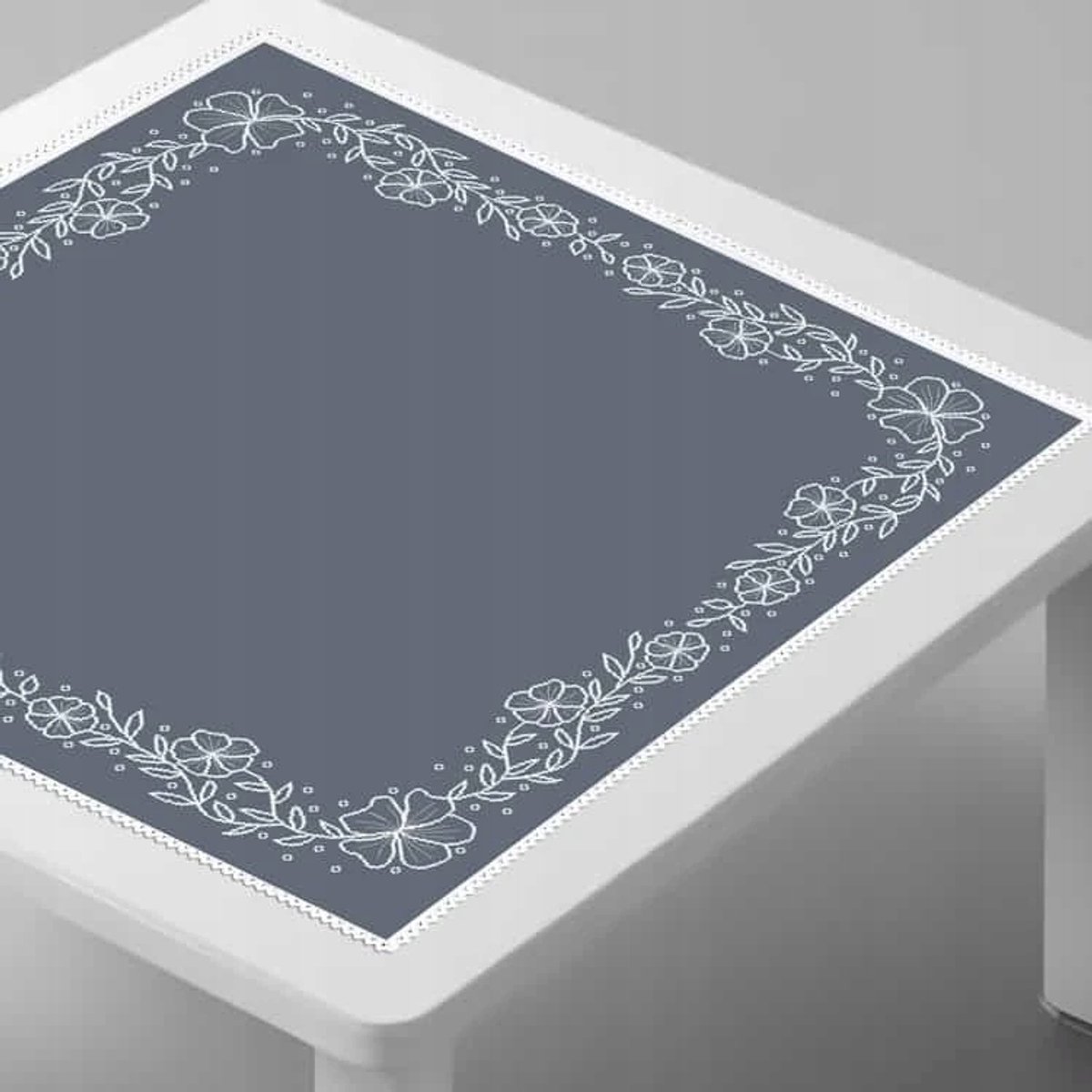 Kruissteekset: Tafelkleed met Witte Bloemen