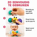 Instructies voor het bevestigen en gebruiken van een zuignapspeeltje met een bij en pop-its, en een baby die ermee speelt.