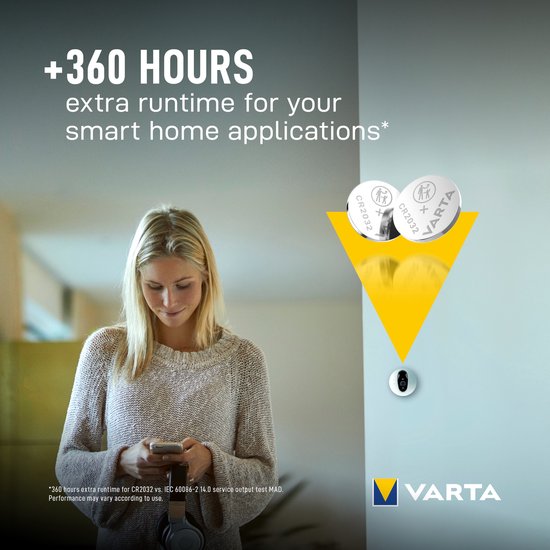 Vrouw met smartphone en koptelefoon, Varta CR2032 batterijen met +360 uur looptijd voor smart home.