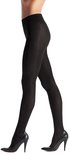 Model met zwarte panty en zwarte pumps.