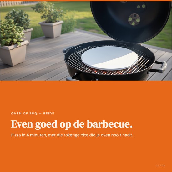 Witte pizzasteen op een grill met gloeiende kolen, op een houten terras.