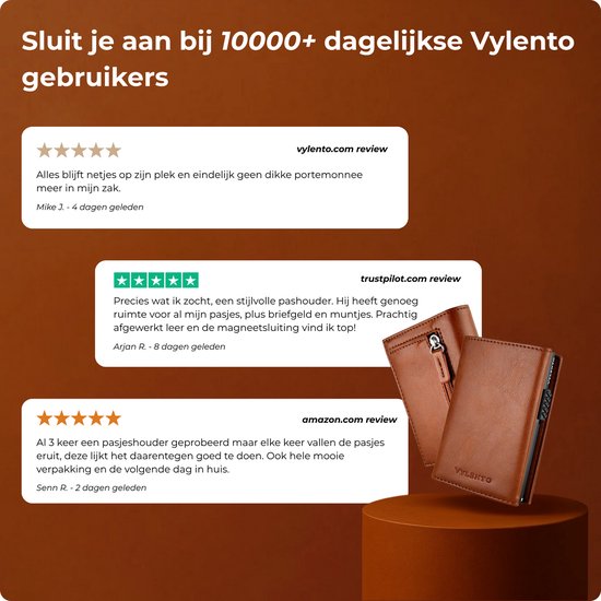 Portefeuilles marron sur podium, avec des avis clients.