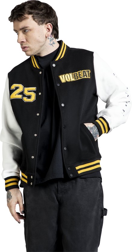 Man met baseballjack in zwart met witte mouwen, gele opdruk '25' en 'VOLBEAT'.