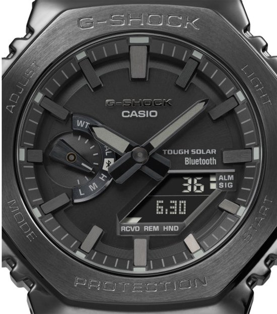Close-up van het zwarte G-SHOCK horloge display met analoge wijzers en digitale tijd.