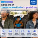 Gezin in een auto met een jongen die een blauwe AngelTech koptelefoon draagt en een blauwe tablet