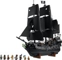 Le navire pirate LEGO du Capitaine Jack Sparrow avec des voiles noires, sept figurines et une barque.