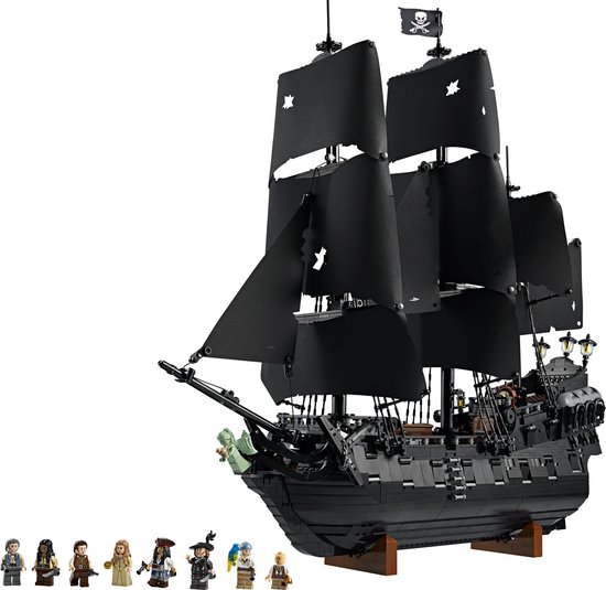 Le navire pirate LEGO du Capitaine Jack Sparrow avec des voiles noires, sept figurines et une barque.