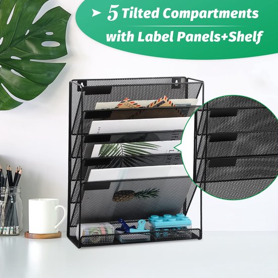 Zwarte metalen wanddocumenthouder met 6 vakken en een onderste plank, met tekst '5 Tilted Compartments with Label Panels+Shelf'.