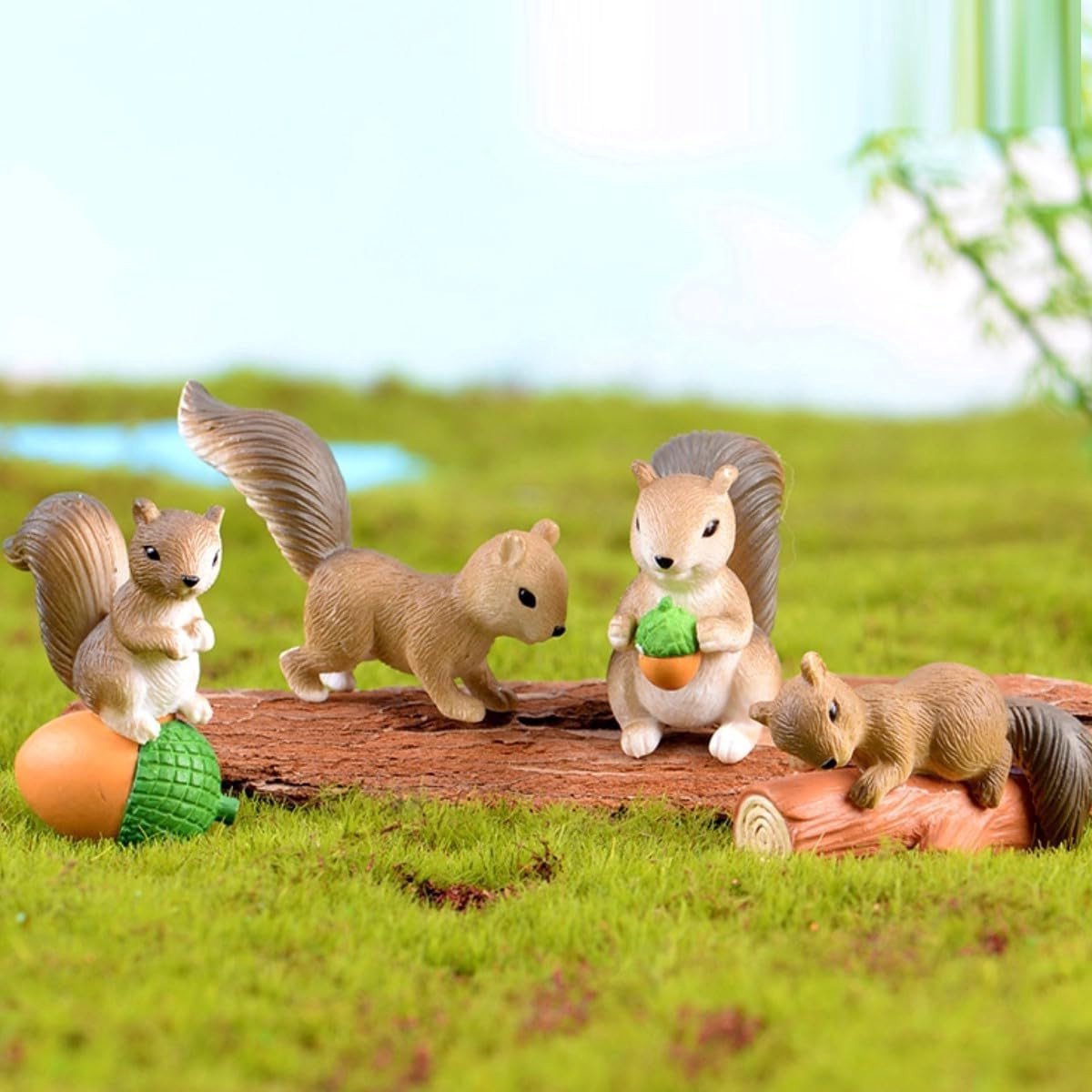 Set van 4 Miniatuur Eekhoorn Figuren op Boomstronk met Dennenappel - Houten Tuin Decoratie voor Planten en Micro Landschappen