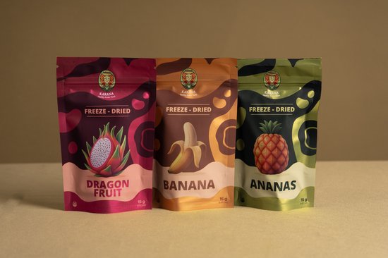 Drie zakken gevriesdroogd fruit: Dragon Fruit, Banana en Ananas. De zakken hebben afbeeldingen van de vruchten.
