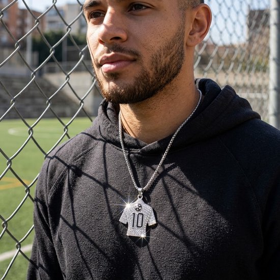 Man met zilverkleurige voetbalshirt hanger, nummer 10, bezet met strass, aan schakelketting.