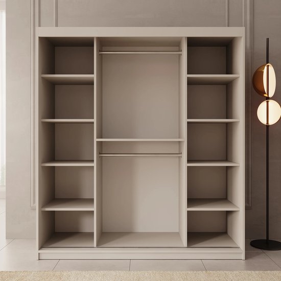 Open beige kledingkast met schuifdeuren. Binnenkant met planken en twee kledingroedes.