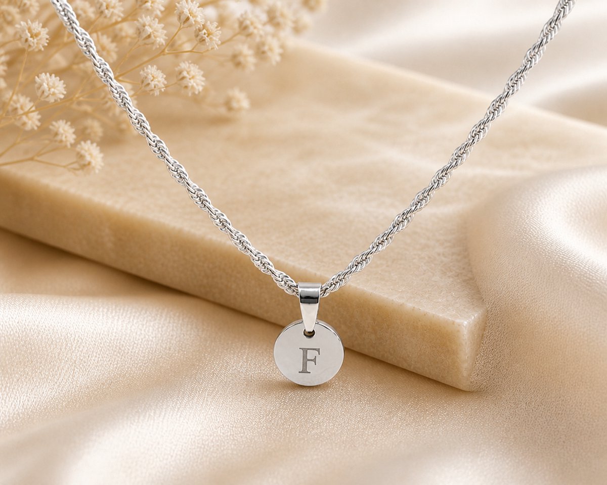 Ketting Julia Zilver gepersonaliseerd sieraad met letter naar keuze gegraveerd, leuk persoonlijk cadeau voor moeder, vrouw of vriendin.
