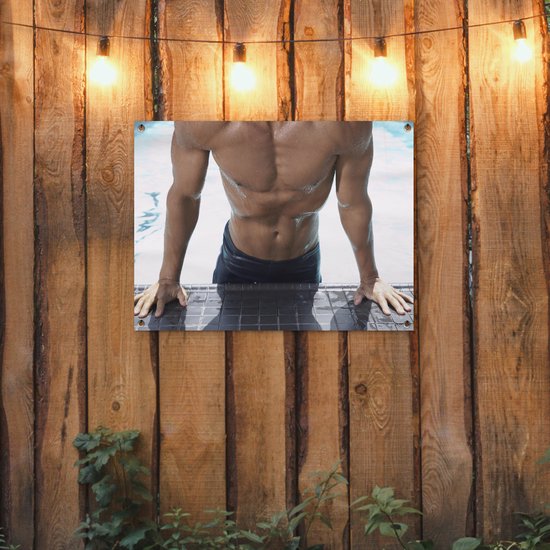 Un homme musclé se pousse hors de la piscine Affiche de jardin 80x60 cm - Toile de jardin / Toile d'extérieur / Peintures d'extérieur (décoration de jardin)
